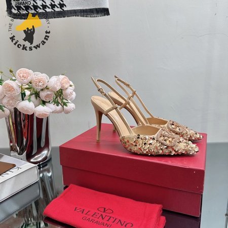 Valentino Garavani Vlogo Signature Pumps